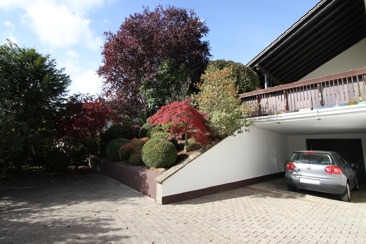 Garage und Parkplätze