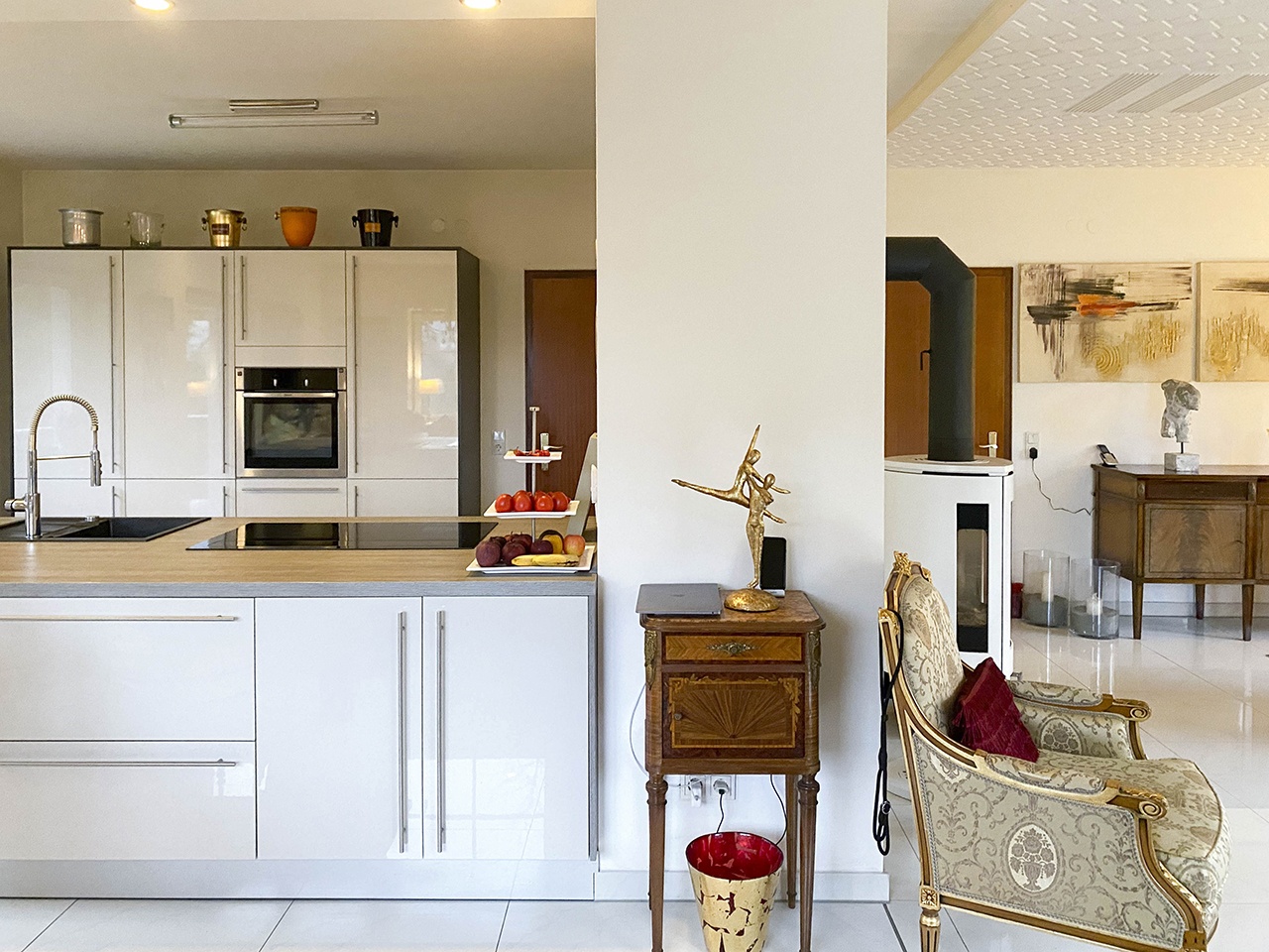 Blickrichtung Küche und Wohnzimmer