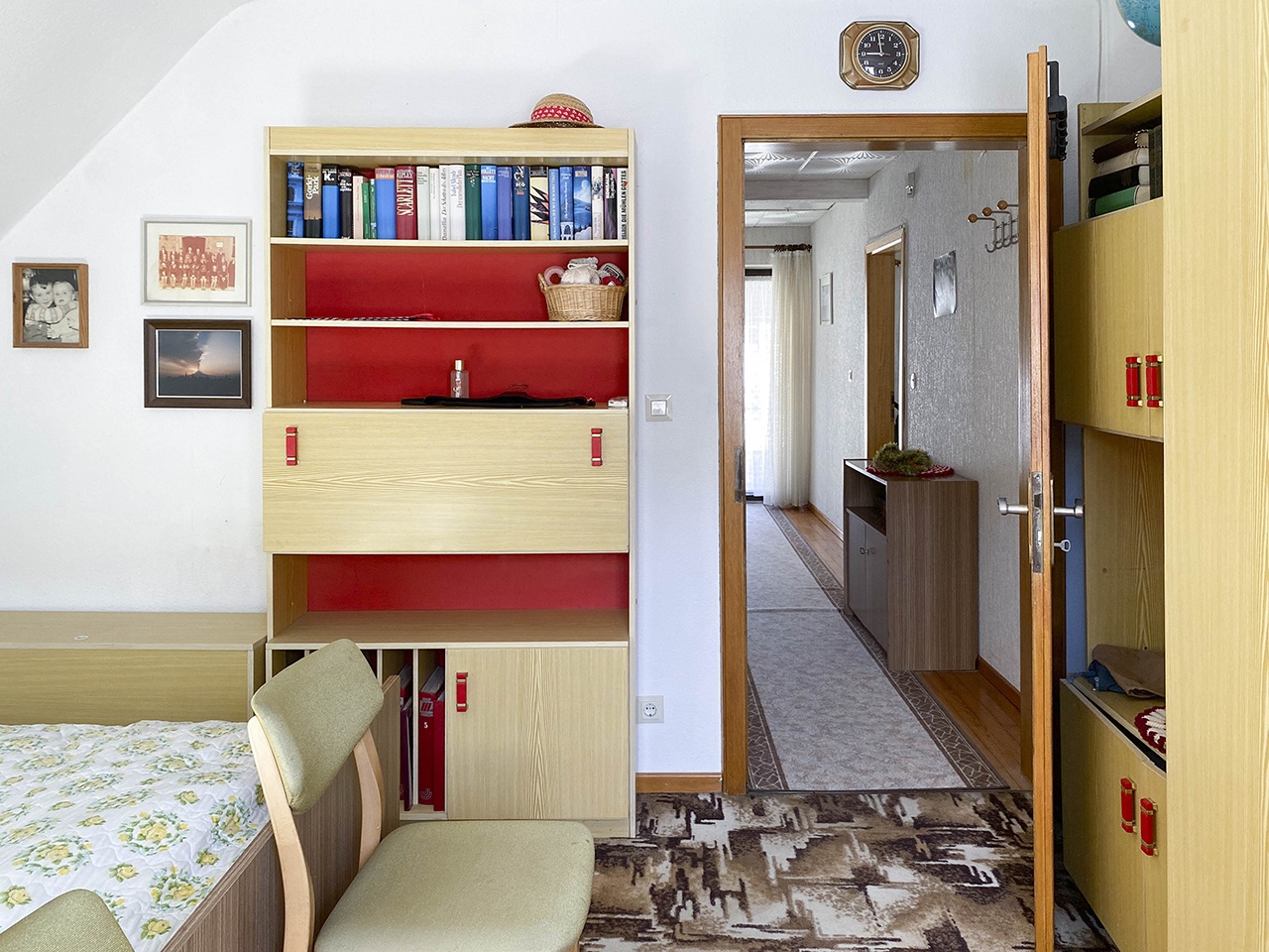 Zimmer 2 von drei im Dachgeschoss