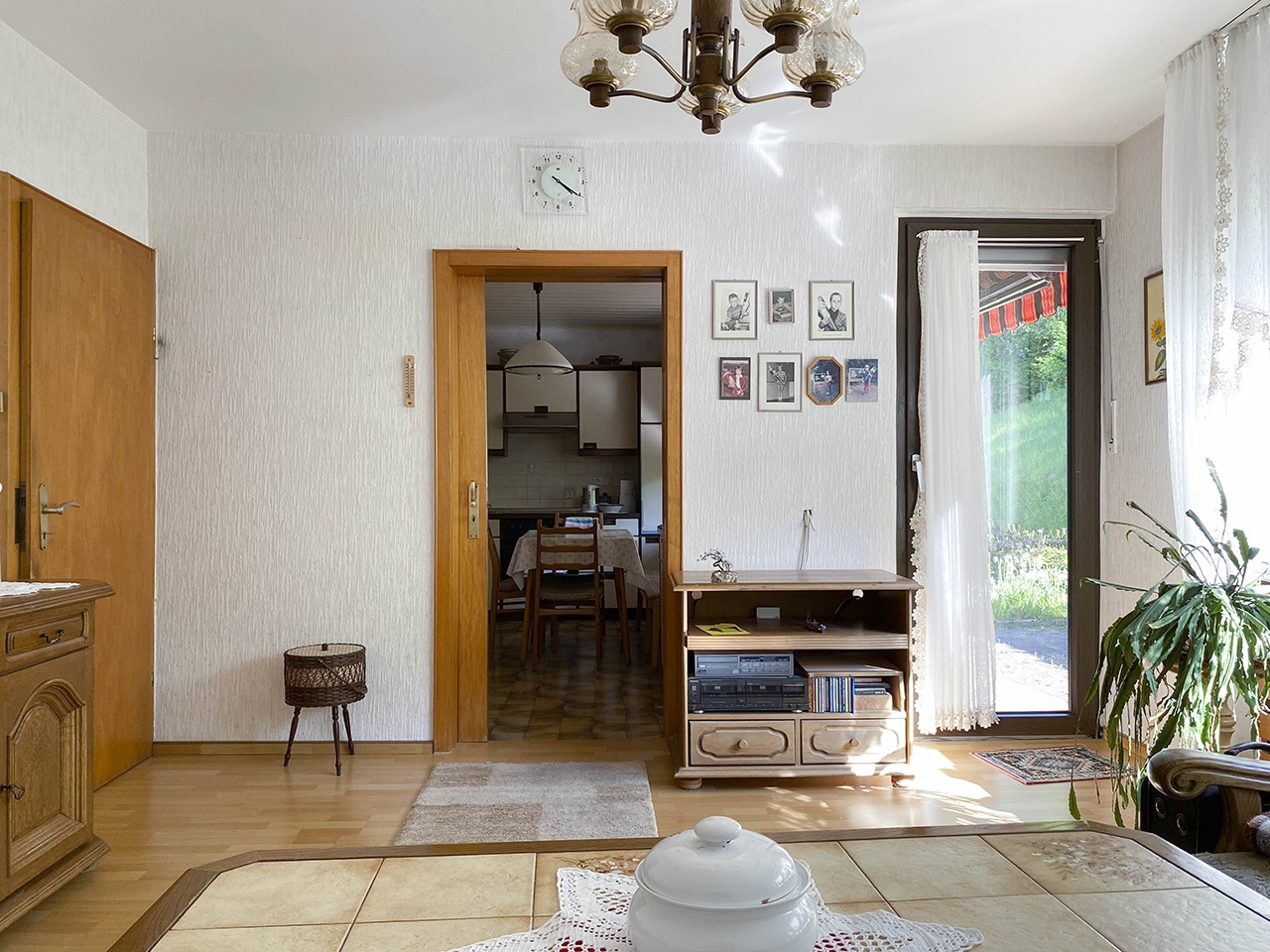 Wohnzimmer Blickrichtung Küche und Terrasse