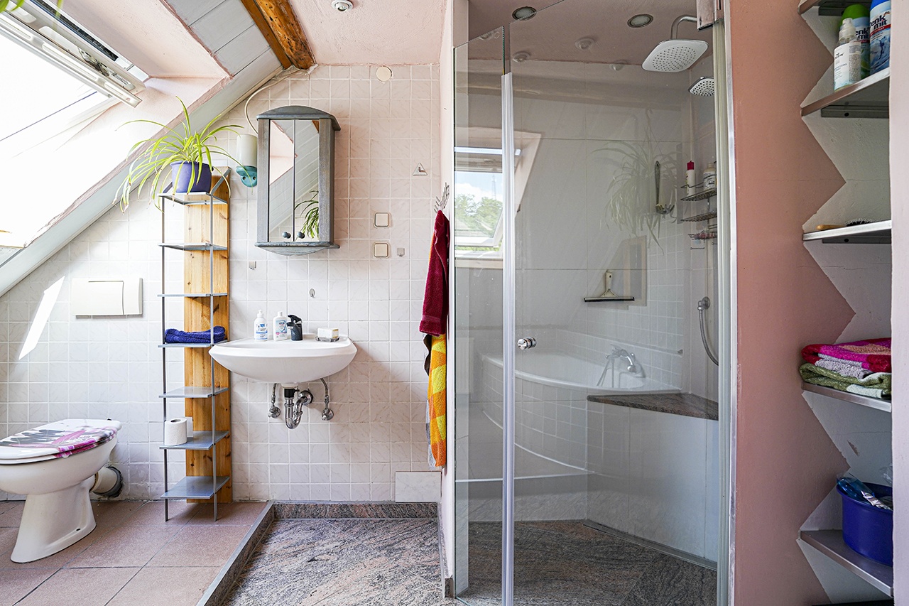 Bad mit Wanne und Dusche