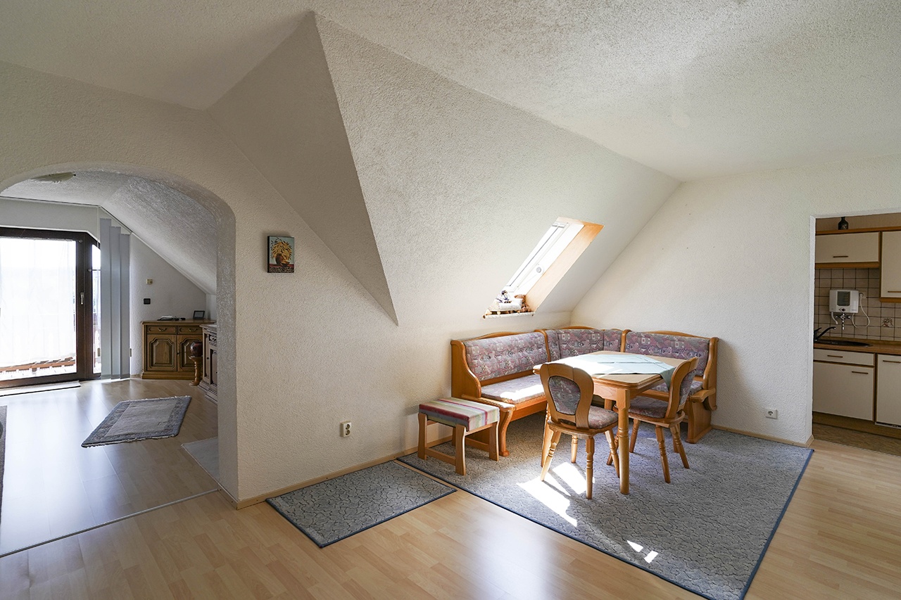 Esszimmer Blickrichtung Wohnzimmer und Küche im DG