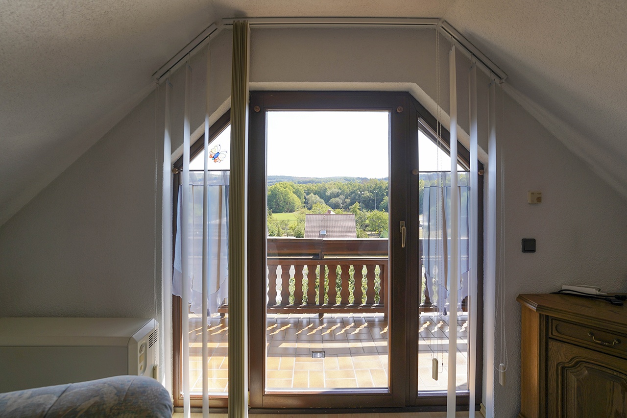 Wohnzimmer mit Balkon und Aussicht