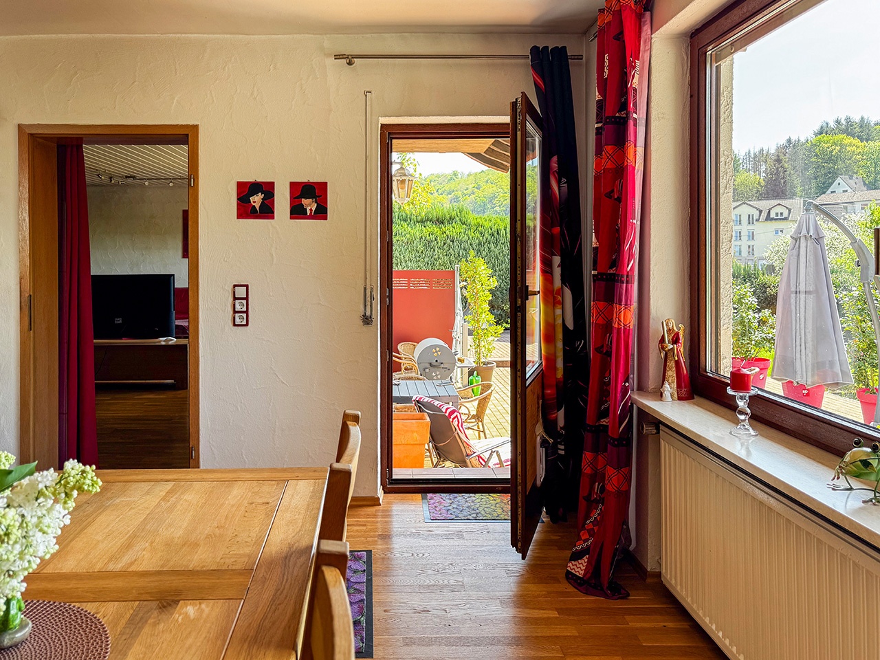 Blickrichtung Terrasse und Wohnzimmer