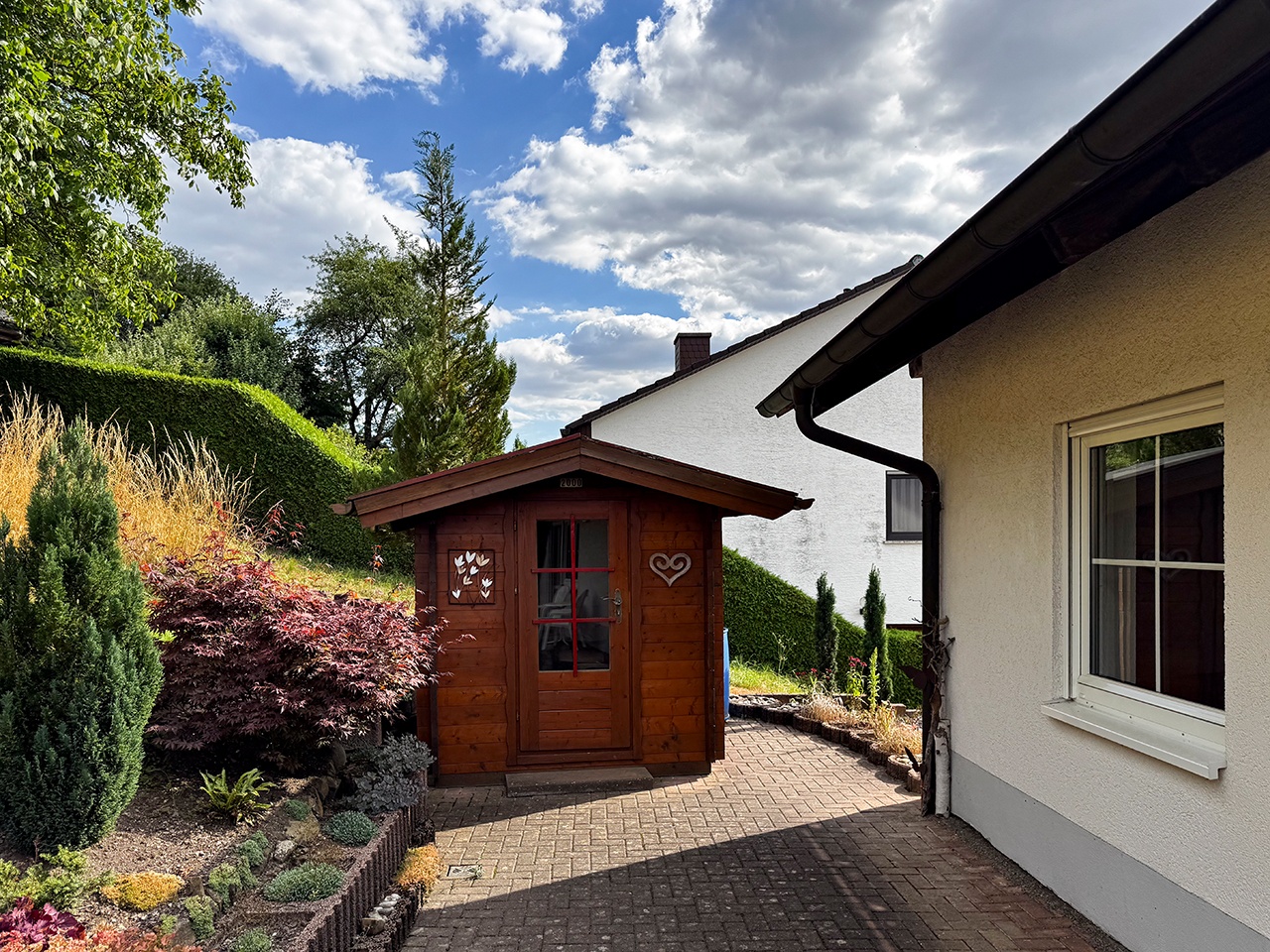 Terrasse mit Gartenhaus