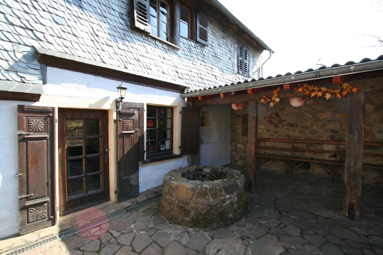 Terrasse und Brunnen, Blickrichtung Zugang zur Küche