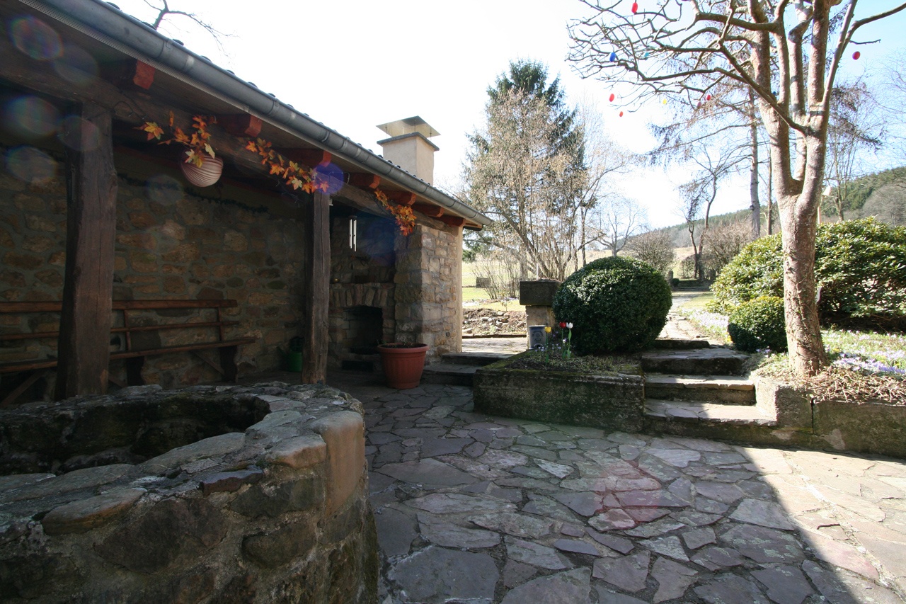 Terrasse, Brunnen und überdachte Grillstelle