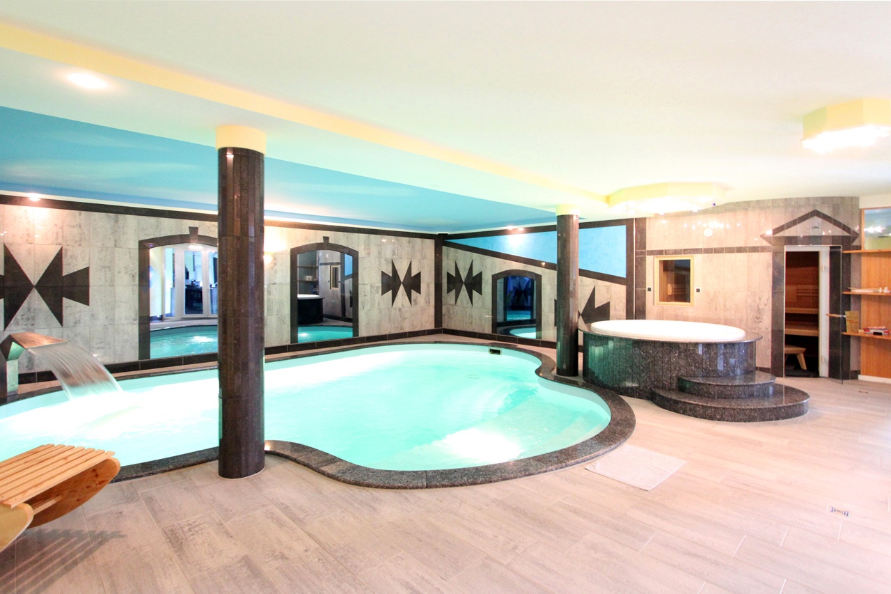 Swimminpool Blickrichtung Sauna