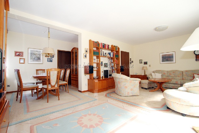 Wohnbereich Blickrichtung Küche-Flur