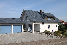 Neuwertiges, familienfreundliches Haus in gepflegtem Umfeld und sonniger Lage. Neuwertiges, familienfreundliches Haus in gepflegtem Umfeld und sonniger Lage.